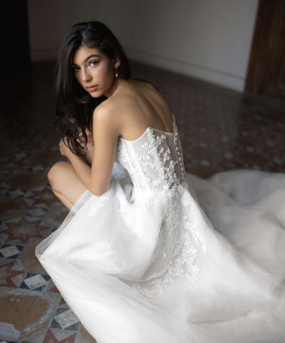 Fotografía de A blend of freshness, romance and femininity de Adriana Madrid Bridal - 43551 